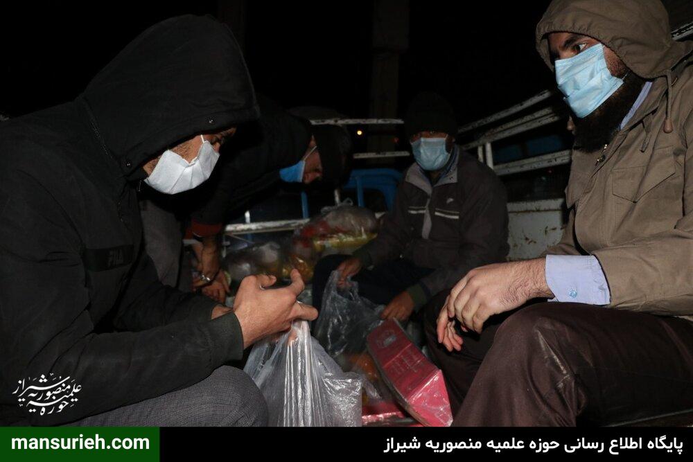 تصاویر| توزیع بستههای معیشتی توسط طلاب قرارگاه عمار حوزه علمیه منصوریه شیراز در روستاهای زلزله زده سی سخت