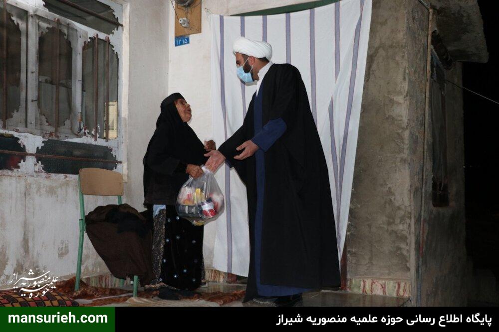 تصاویر| توزیع بستههای معیشتی توسط طلاب قرارگاه عمار حوزه علمیه منصوریه شیراز در روستاهای زلزله زده سی سخت