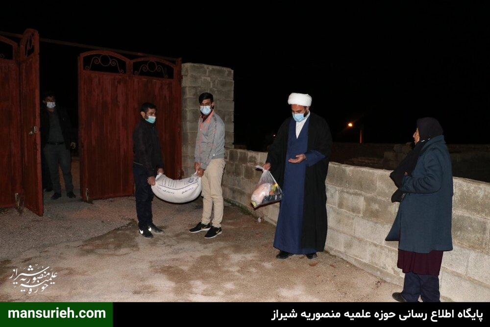 تصاویر| توزیع بستههای معیشتی توسط طلاب قرارگاه عمار حوزه علمیه منصوریه شیراز در روستاهای زلزله زده سی سخت