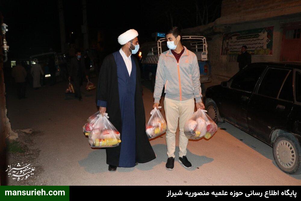 تصاویر| توزیع بستههای معیشتی توسط طلاب قرارگاه عمار حوزه علمیه منصوریه شیراز در روستاهای زلزله زده سی سخت