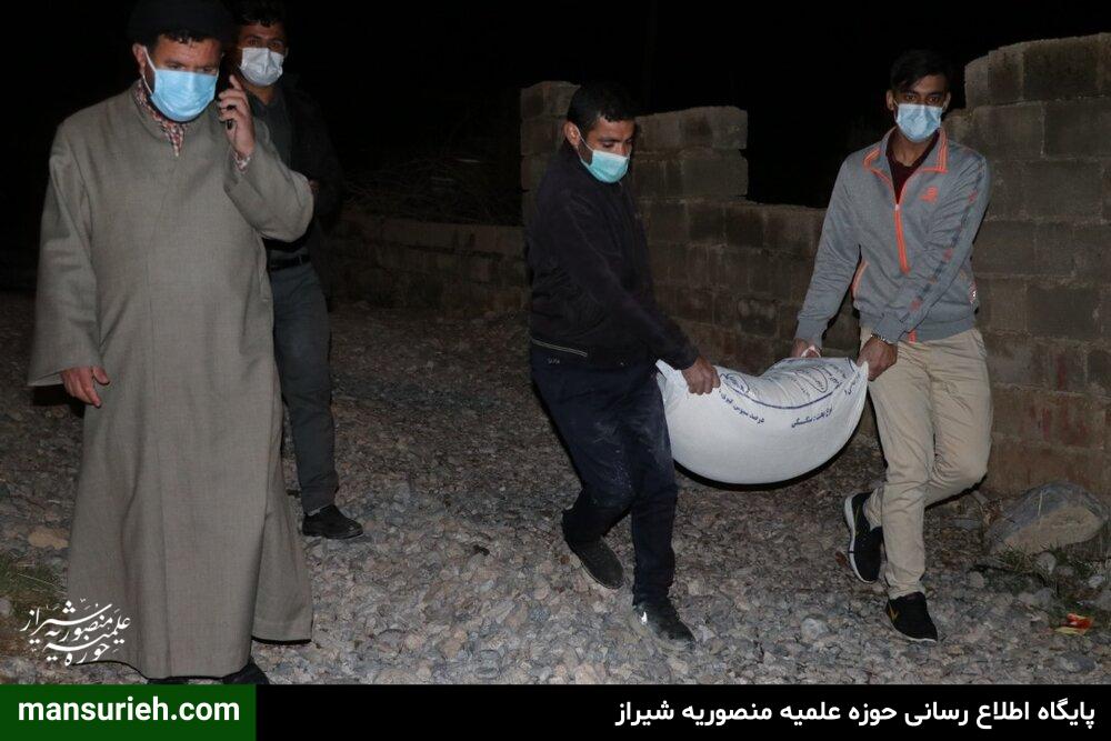 تصاویر| توزیع بستههای معیشتی توسط طلاب قرارگاه عمار حوزه علمیه منصوریه شیراز در روستاهای زلزله زده سی سخت