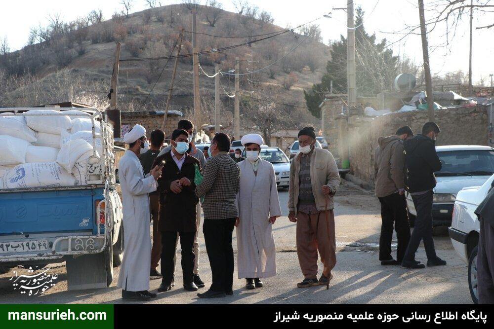تصاویر| ادامه فعالیتهای طلاب جهادی قرارگاه عمار حوزه علمیه منصوریه شیراز در کنار مردم زلزله زده سی سخت