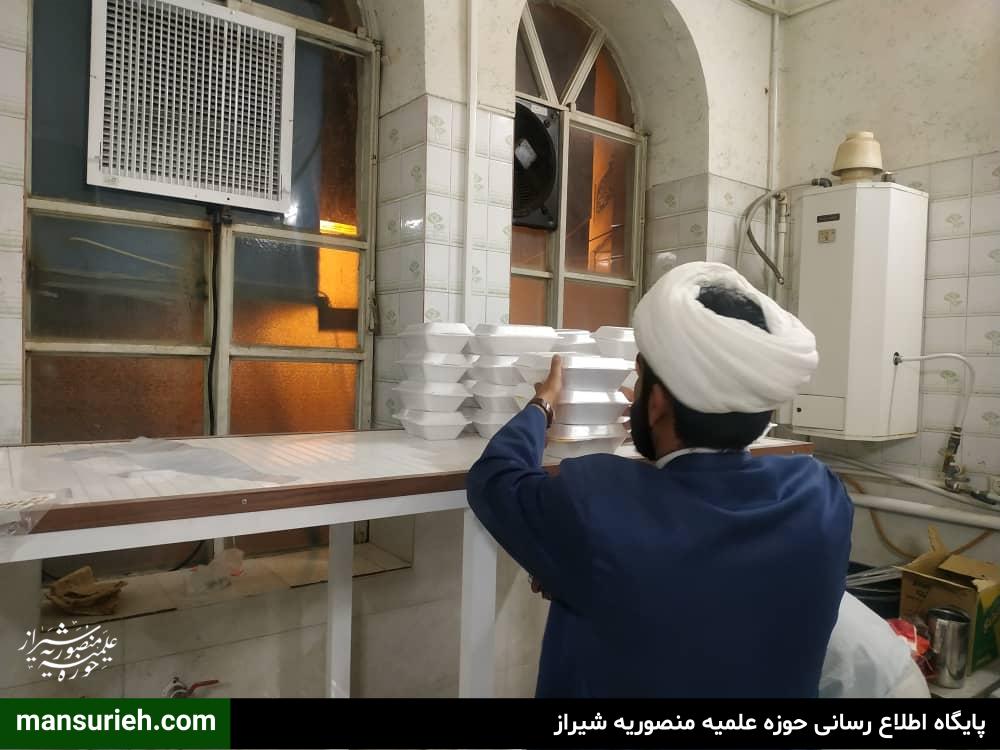 به مناسبت چهل و دومین سالگرد پیروزی انقلاب اسلامی 450 پرس غذا گرم توسط قرارگاه عمار حوزه علمیه منصوریه شیراز طبخ و توزیع شد.