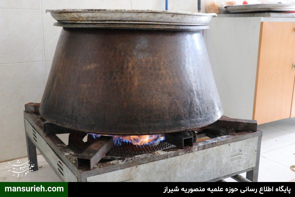 به مناسبت چهل و دومین سالگرد پیروزی انقلاب اسلامی 450 پرس غذا گرم توسط قرارگاه عمار حوزه علمیه منصوریه شیراز طبخ و توزیع شد.