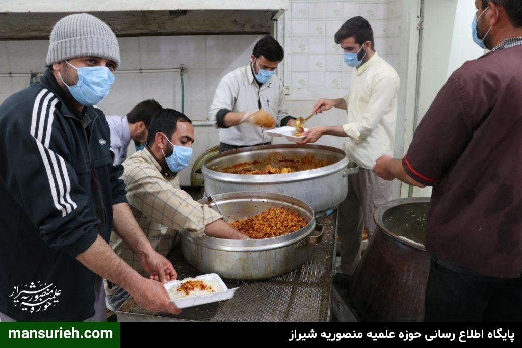 به مناسبت چهل و دومین سالگرد پیروزی انقلاب اسلامی 450 پرس غذا گرم توسط قرارگاه عمار حوزه علمیه منصوریه شیراز طبخ و توزیع شد.