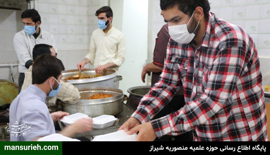 به مناسبت چهل و دومین سالگرد پیروزی انقلاب اسلامی 450 پرس غذا گرم توسط قرارگاه عمار حوزه علمیه منصوریه شیراز طبخ و توزیع شد.