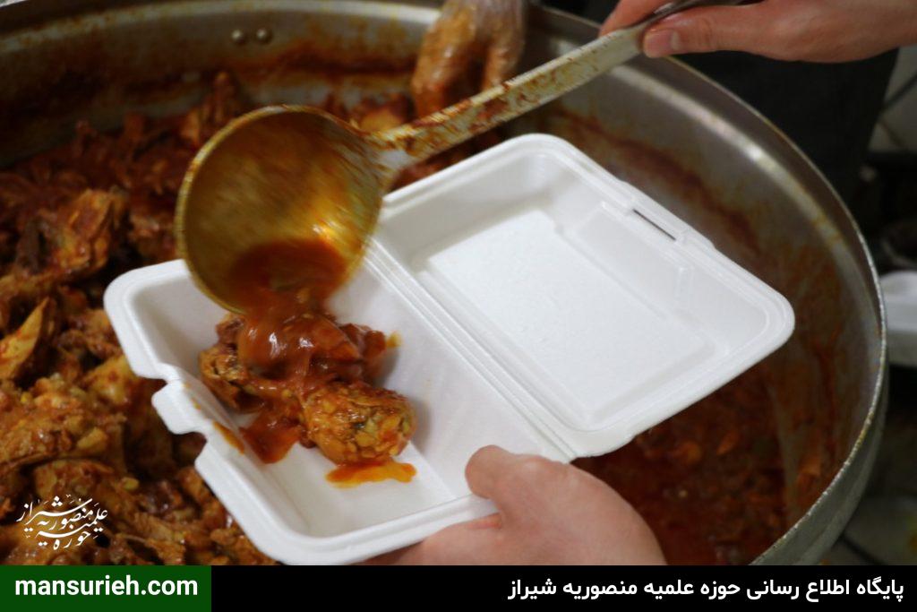 به مناسبت چهل و دومین سالگرد پیروزی انقلاب اسلامی 450 پرس غذا گرم توسط قرارگاه عمار حوزه علمیه منصوریه شیراز طبخ و توزیع شد.