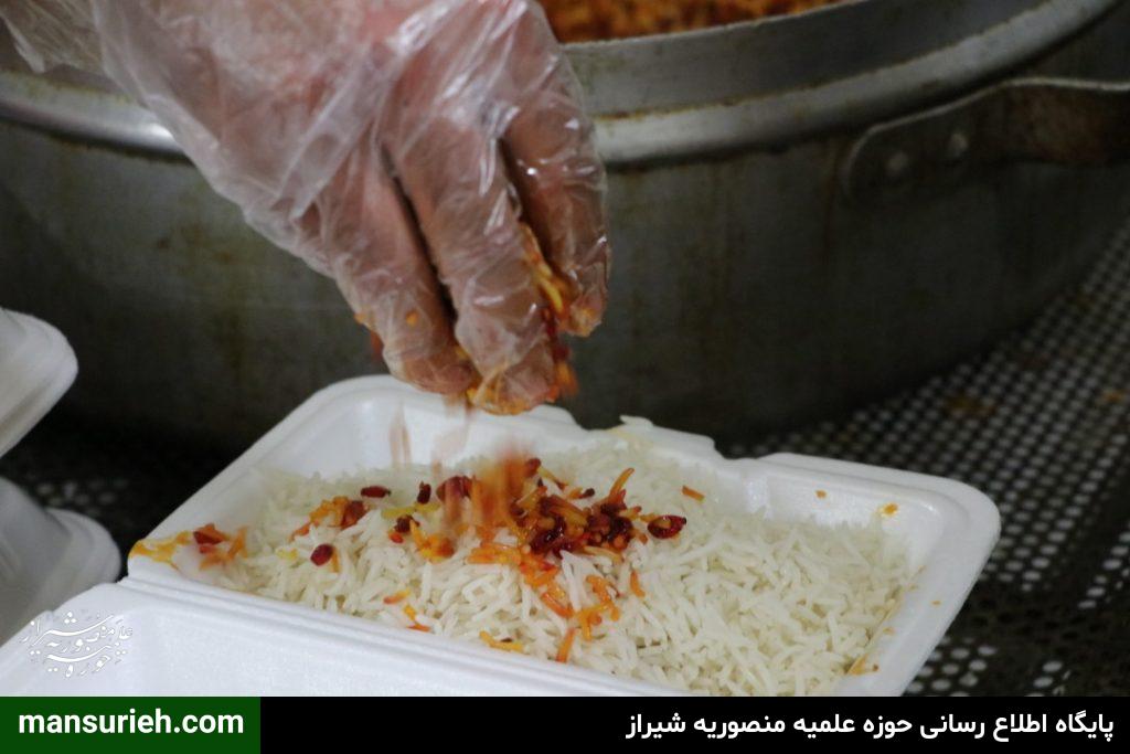 به مناسبت چهل و دومین سالگرد پیروزی انقلاب اسلامی 450 پرس غذا گرم توسط قرارگاه عمار حوزه علمیه منصوریه شیراز طبخ و توزیع شد.
