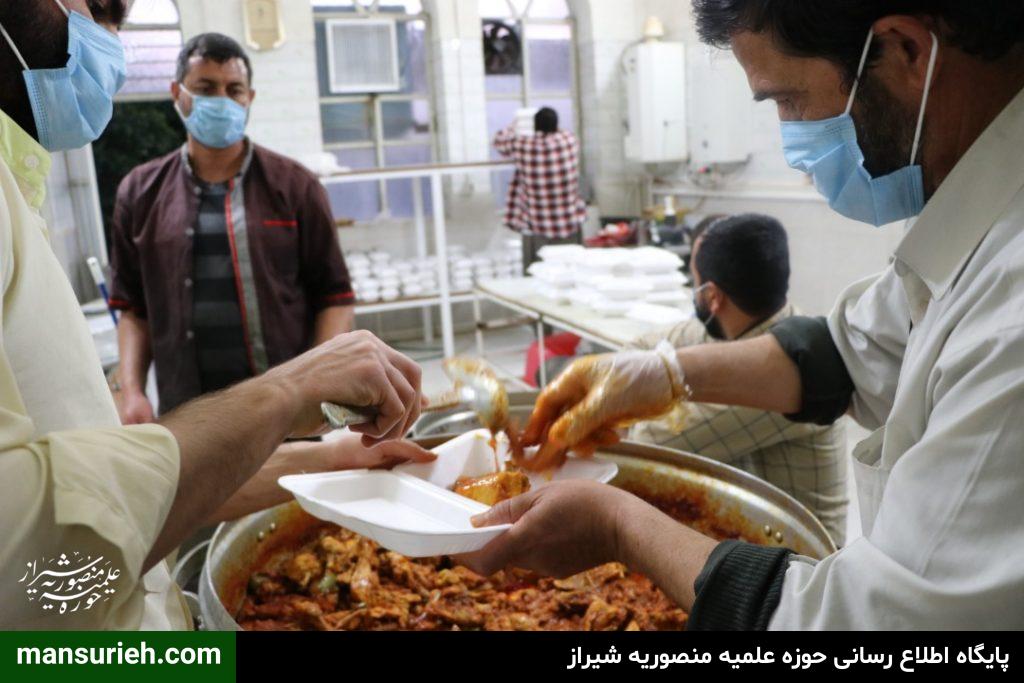 به مناسبت چهل و دومین سالگرد پیروزی انقلاب اسلامی 450 پرس غذا گرم توسط قرارگاه عمار حوزه علمیه منصوریه شیراز طبخ و توزیع شد.