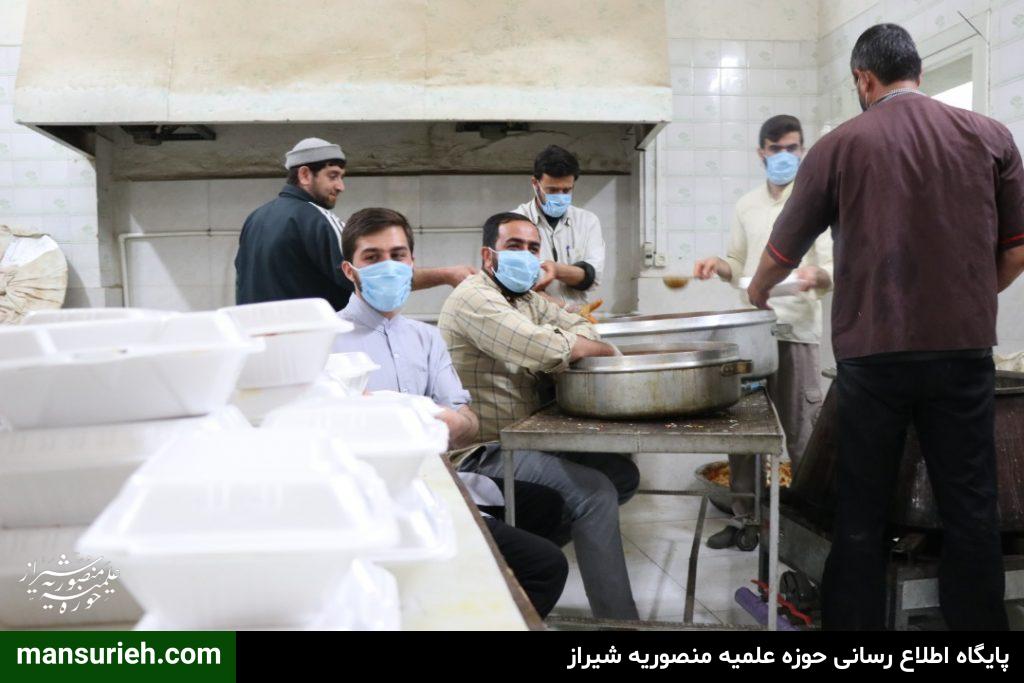 به مناسبت چهل و دومین سالگرد پیروزی انقلاب اسلامی 450 پرس غذا گرم توسط قرارگاه عمار حوزه علمیه منصوریه شیراز طبخ و توزیع شد.