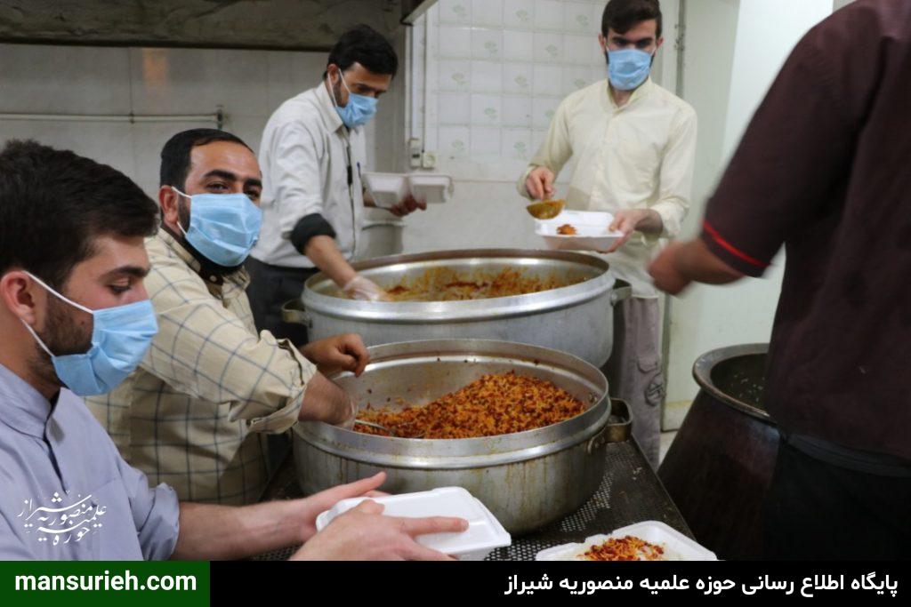 به مناسبت چهل و دومین سالگرد پیروزی انقلاب اسلامی 450 پرس غذا گرم توسط قرارگاه عمار حوزه علمیه منصوریه شیراز طبخ و توزیع شد.