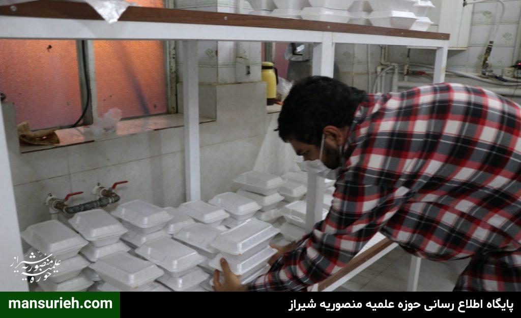 به مناسبت چهل و دومین سالگرد پیروزی انقلاب اسلامی 450 پرس غذا گرم توسط قرارگاه عمار حوزه علمیه منصوریه شیراز طبخ و توزیع شد.