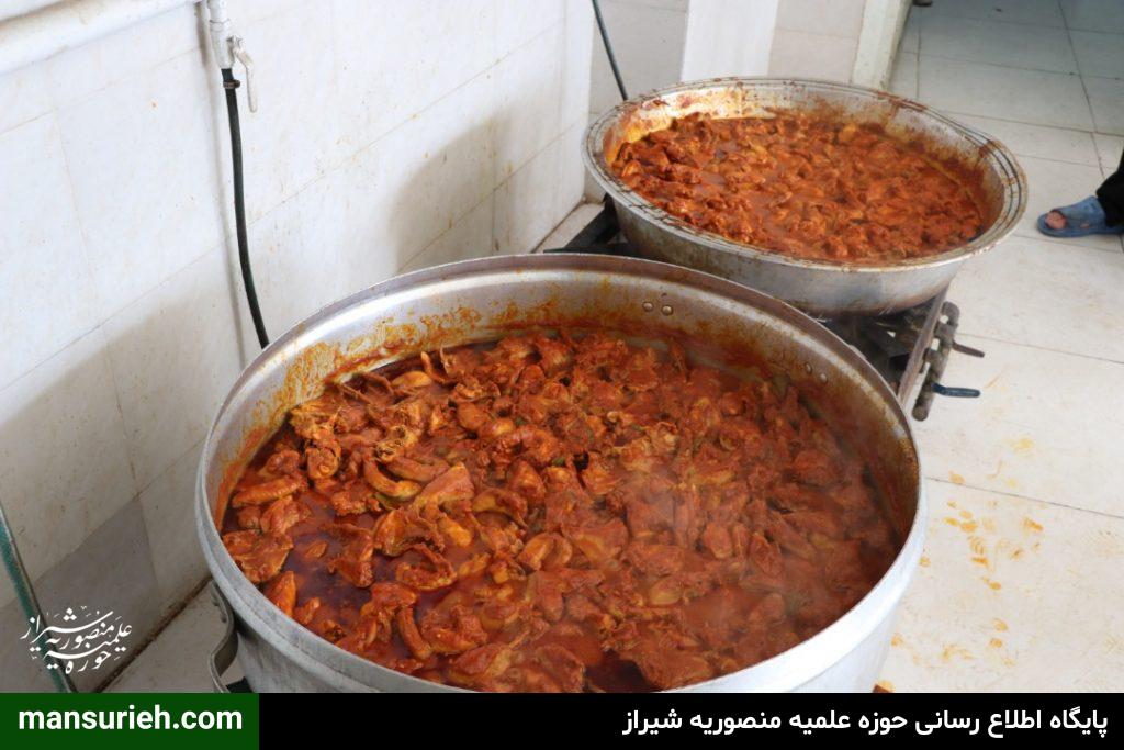 به مناسبت چهل و دومین سالگرد پیروزی انقلاب اسلامی 450 پرس غذا گرم توسط قرارگاه عمار حوزه علمیه منصوریه شیراز طبخ و توزیع شد.