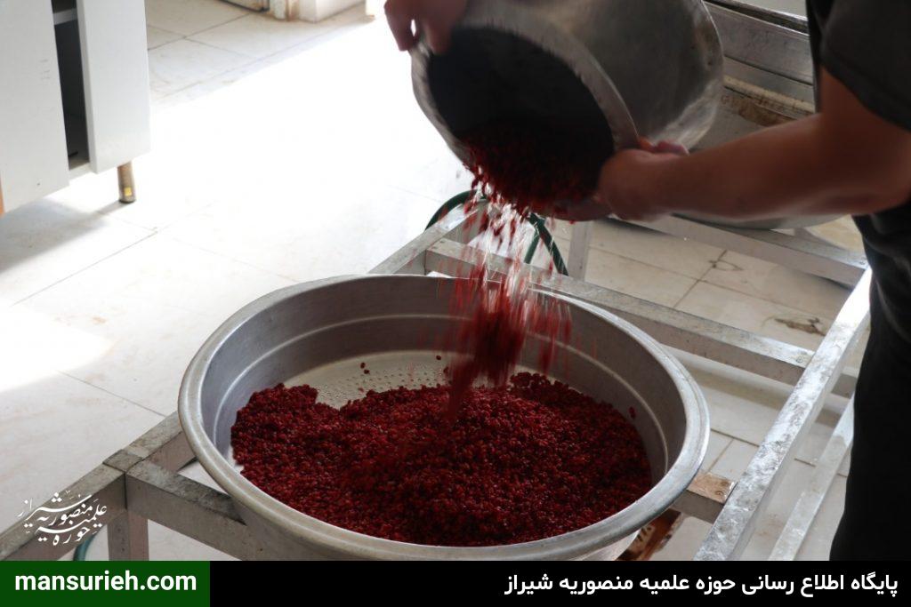 به مناسبت چهل و دومین سالگرد پیروزی انقلاب اسلامی 450 پرس غذا گرم توسط قرارگاه عمار حوزه علمیه منصوریه شیراز طبخ و توزیع شد.