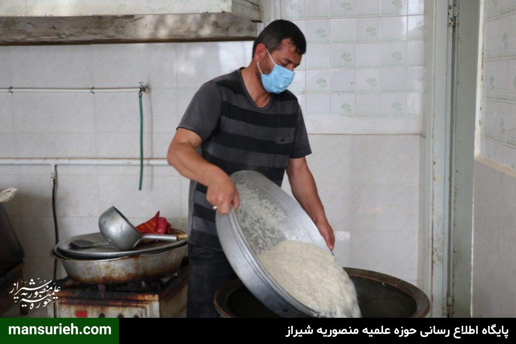 به مناسبت چهل و دومین سالگرد پیروزی انقلاب اسلامی 450 پرس غذا گرم توسط قرارگاه عمار حوزه علمیه منصوریه شیراز طبخ و توزیع شد.