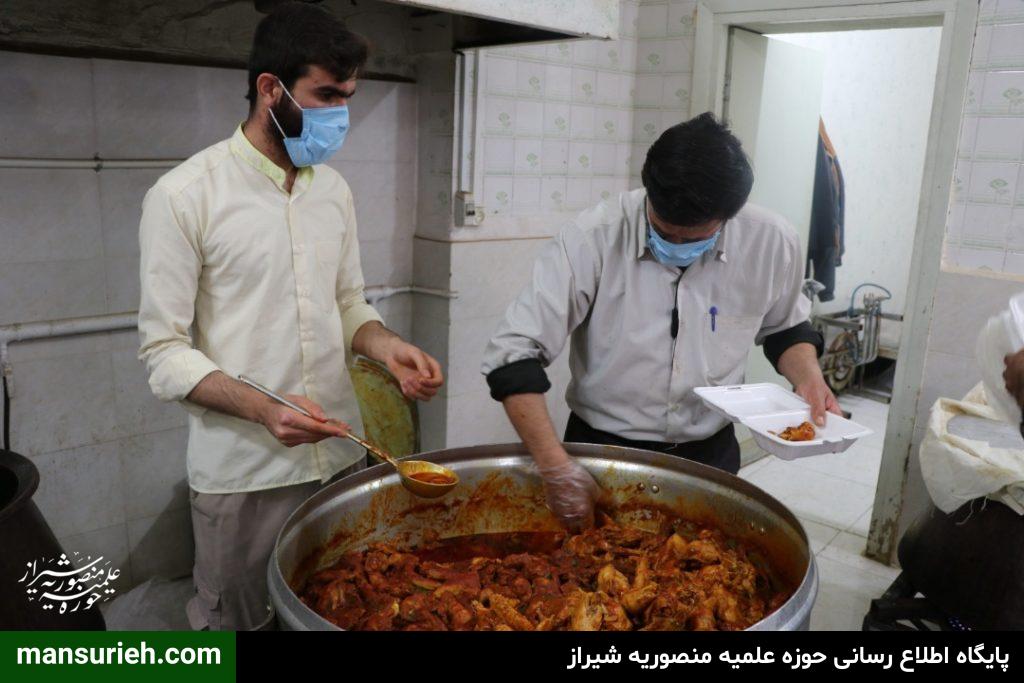 به مناسبت چهل و دومین سالگرد پیروزی انقلاب اسلامی 450 پرس غذا گرم توسط قرارگاه عمار حوزه علمیه منصوریه شیراز طبخ و توزیع شد.