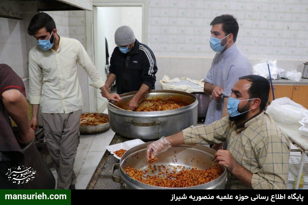 به مناسبت چهل و دومین سالگرد پیروزی انقلاب اسلامی 450 پرس غذا گرم توسط قرارگاه عمار حوزه علمیه منصوریه شیراز طبخ و توزیع شد.