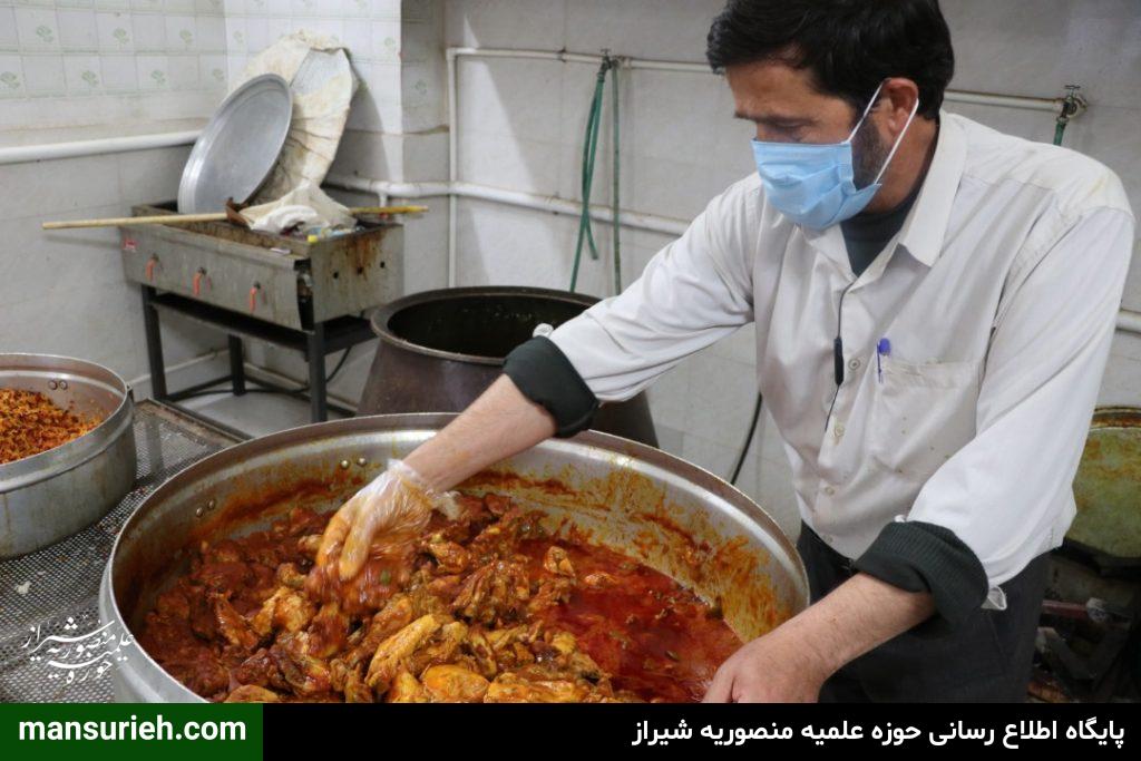 به مناسبت چهل و دومین سالگرد پیروزی انقلاب اسلامی 450 پرس غذا گرم توسط قرارگاه عمار حوزه علمیه منصوریه شیراز طبخ و توزیع شد.