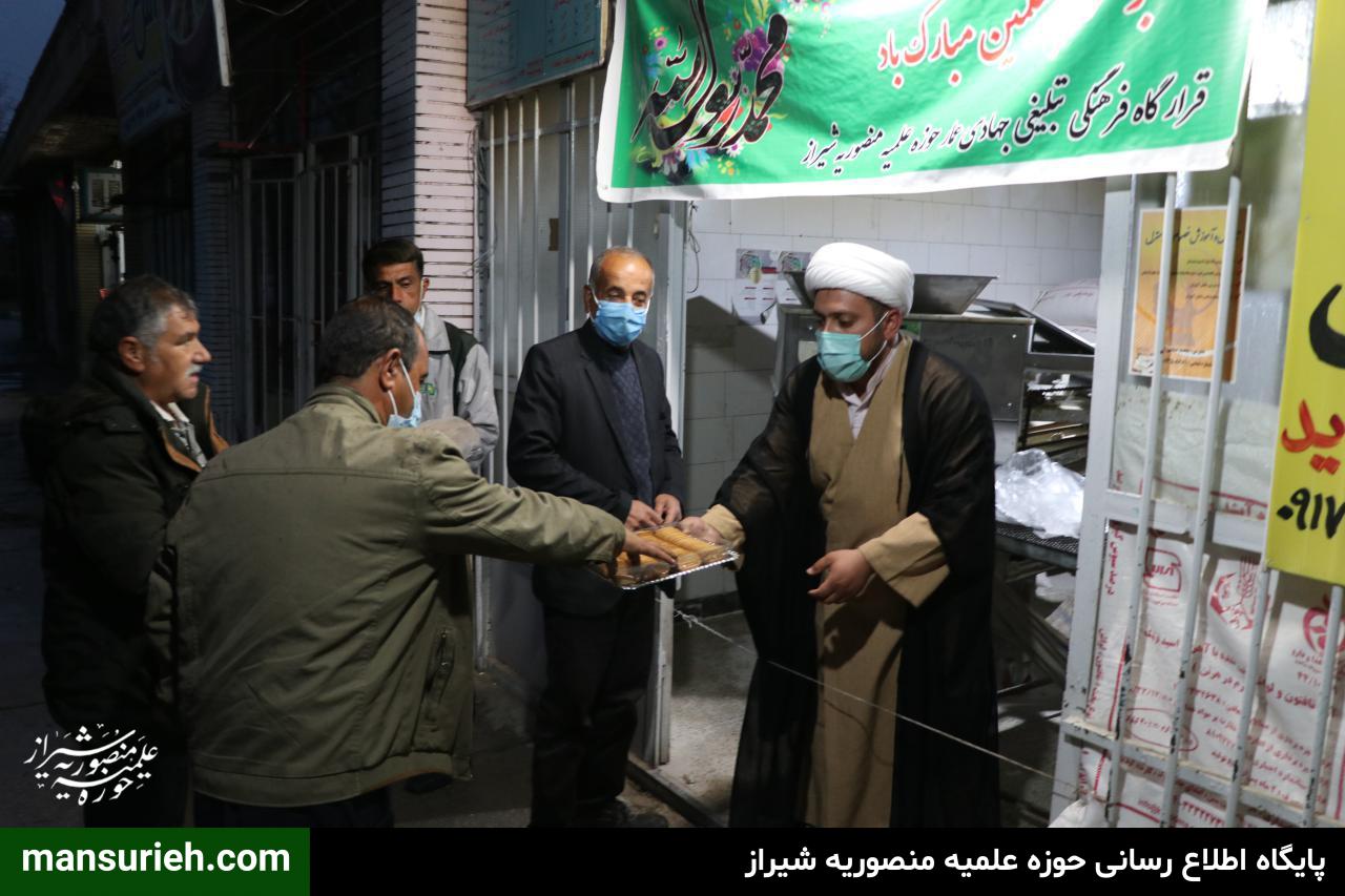 تصاویر| توزیع 6000 قرص نان توسط قرارگاه عمار حوزه علمیه منصوریه شیراز در مناطق زلزله زده سی سخت