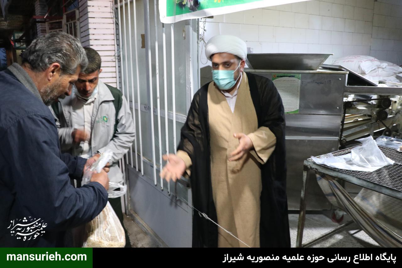 تصاویر| توزیع 6000 قرص نان توسط قرارگاه عمار حوزه علمیه منصوریه شیراز در مناطق زلزله زده سی سخت