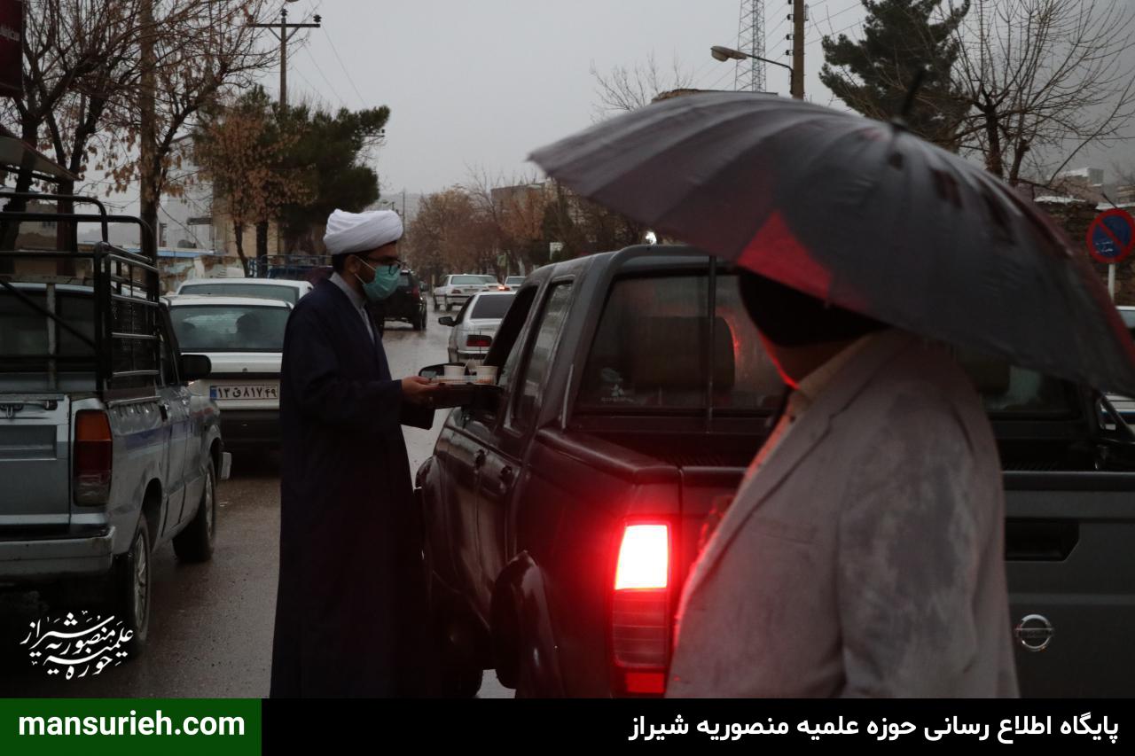 تصاویر| توزیع 6000 قرص نان توسط قرارگاه عمار حوزه علمیه منصوریه شیراز در مناطق زلزله زده سی سخت