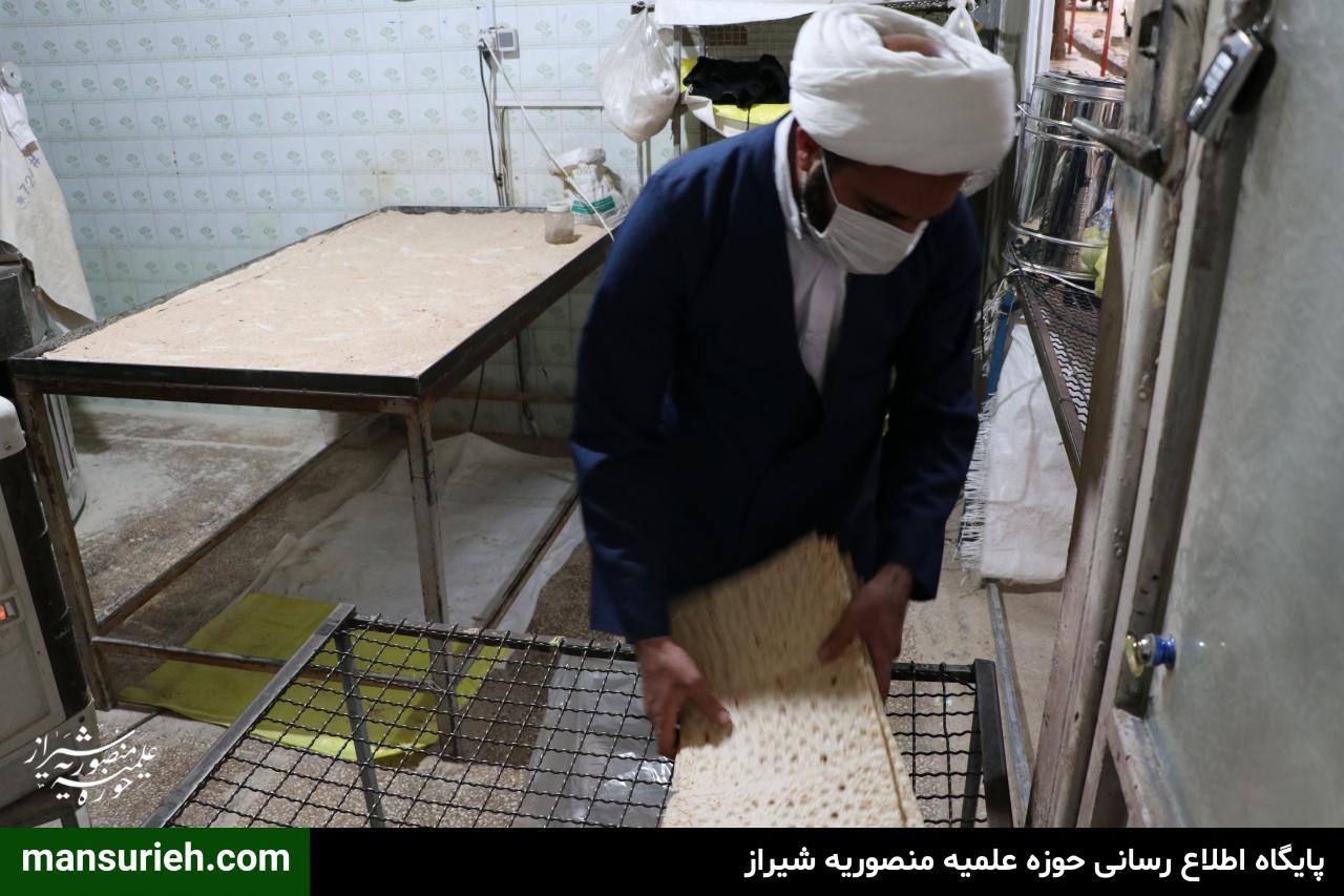 تصاویر| توزیع 6000 قرص نان توسط قرارگاه عمار حوزه علمیه منصوریه شیراز در مناطق زلزله زده سی سخت