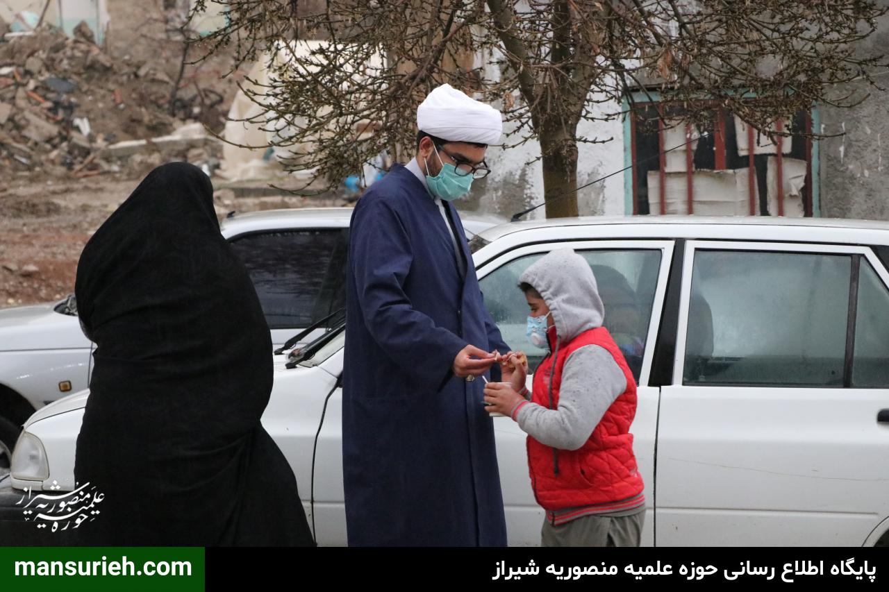 تصاویر| توزیع 6000 قرص نان توسط قرارگاه عمار حوزه علمیه منصوریه شیراز در مناطق زلزله زده سی سخت