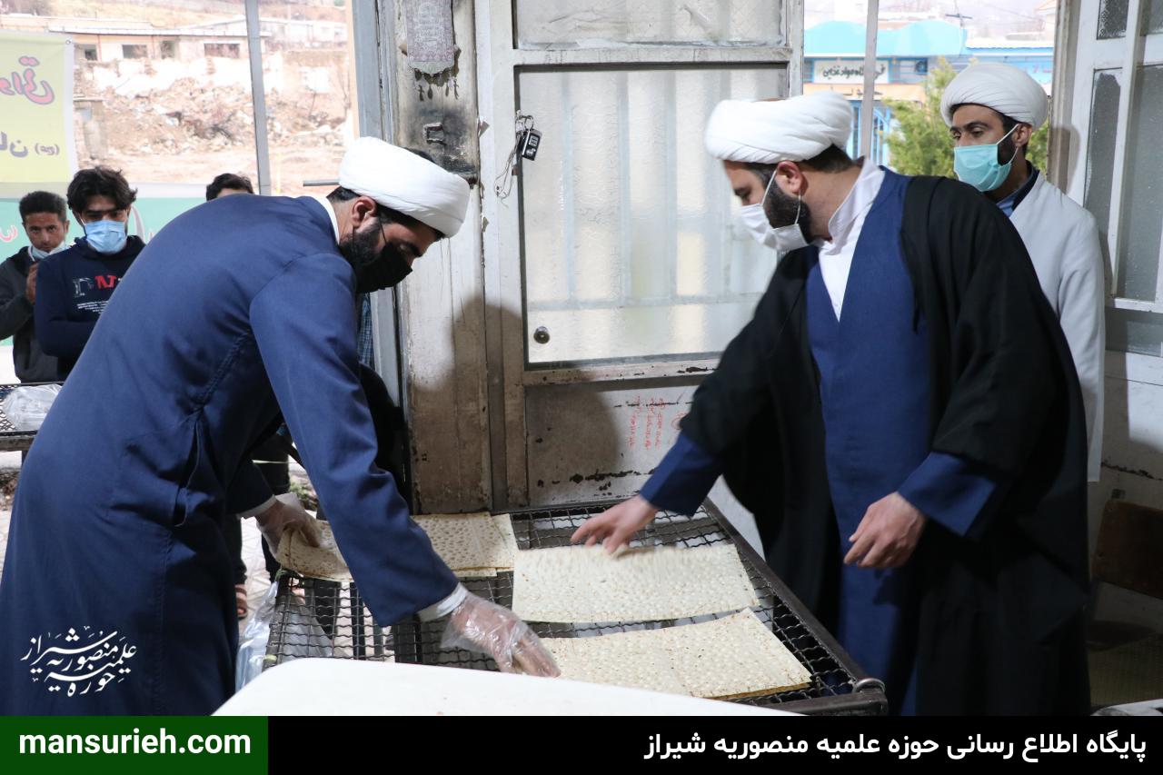 تصاویر| توزیع 6000 قرص نان توسط قرارگاه عمار حوزه علمیه منصوریه شیراز در مناطق زلزله زده سی سخت