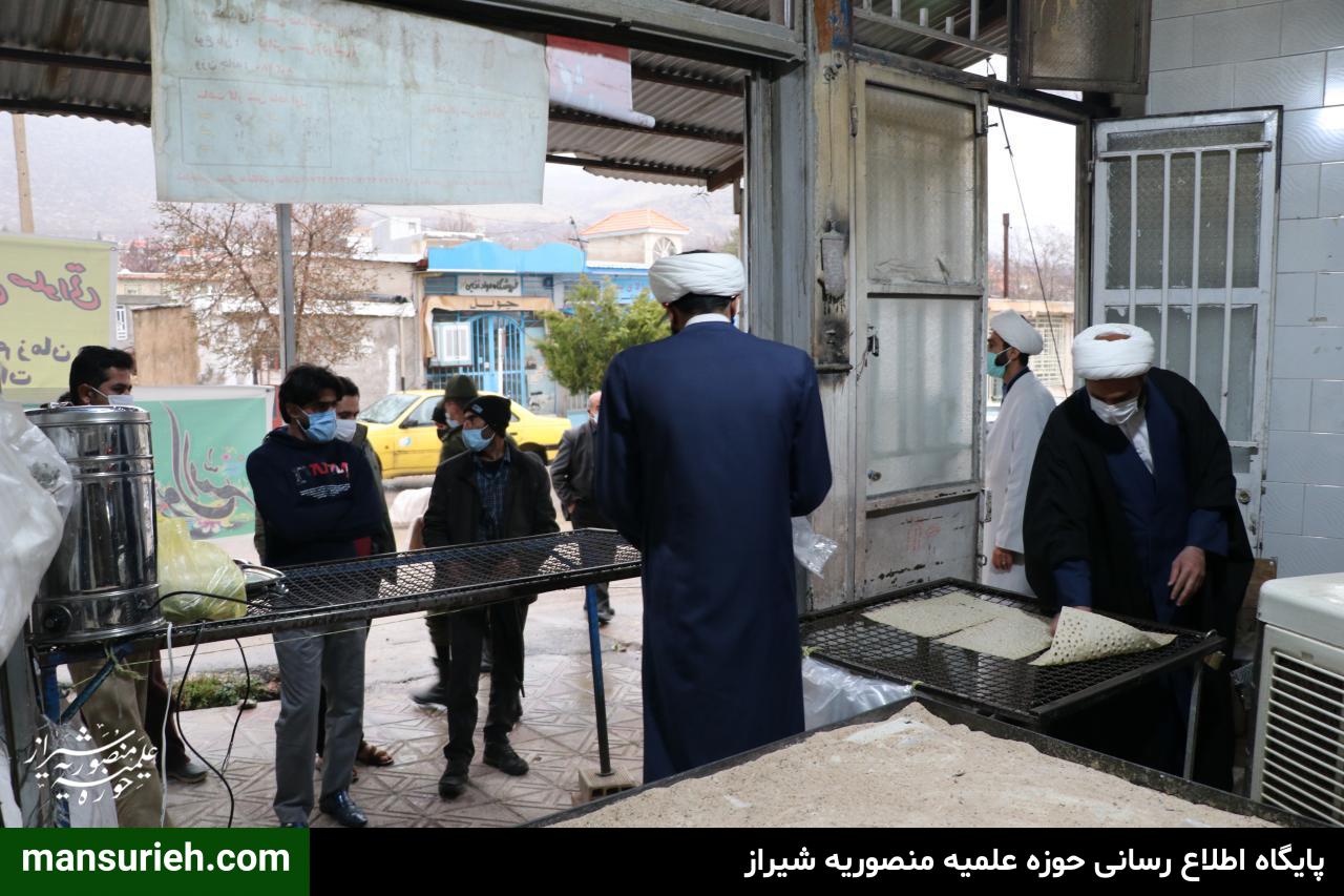 تصاویر| توزیع 6000 قرص نان توسط قرارگاه عمار حوزه علمیه منصوریه شیراز در مناطق زلزله زده سی سخت