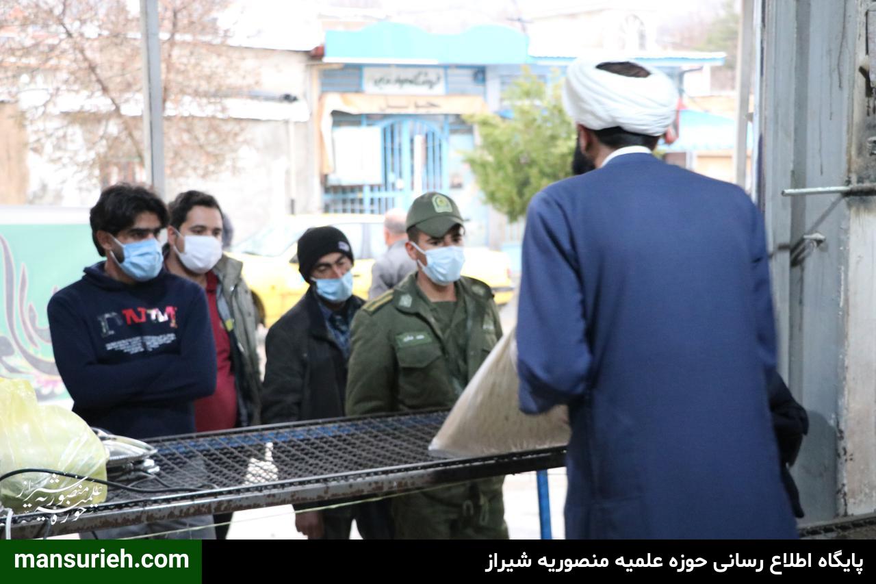 تصاویر| توزیع 6000 قرص نان توسط قرارگاه عمار حوزه علمیه منصوریه شیراز در مناطق زلزله زده سی سخت