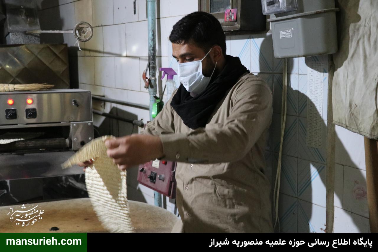 تصاویر| توزیع 6000 قرص نان توسط قرارگاه عمار حوزه علمیه منصوریه شیراز در مناطق زلزله زده سی سخت