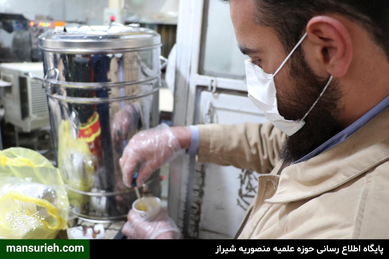 تصاویر| توزیع 6000 قرص نان توسط قرارگاه عمار حوزه علمیه منصوریه شیراز در مناطق زلزله زده سی سخت