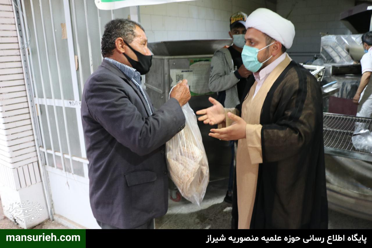 تصاویر| توزیع 6000 قرص نان توسط قرارگاه عمار حوزه علمیه منصوریه شیراز در مناطق زلزله زده سی سخت