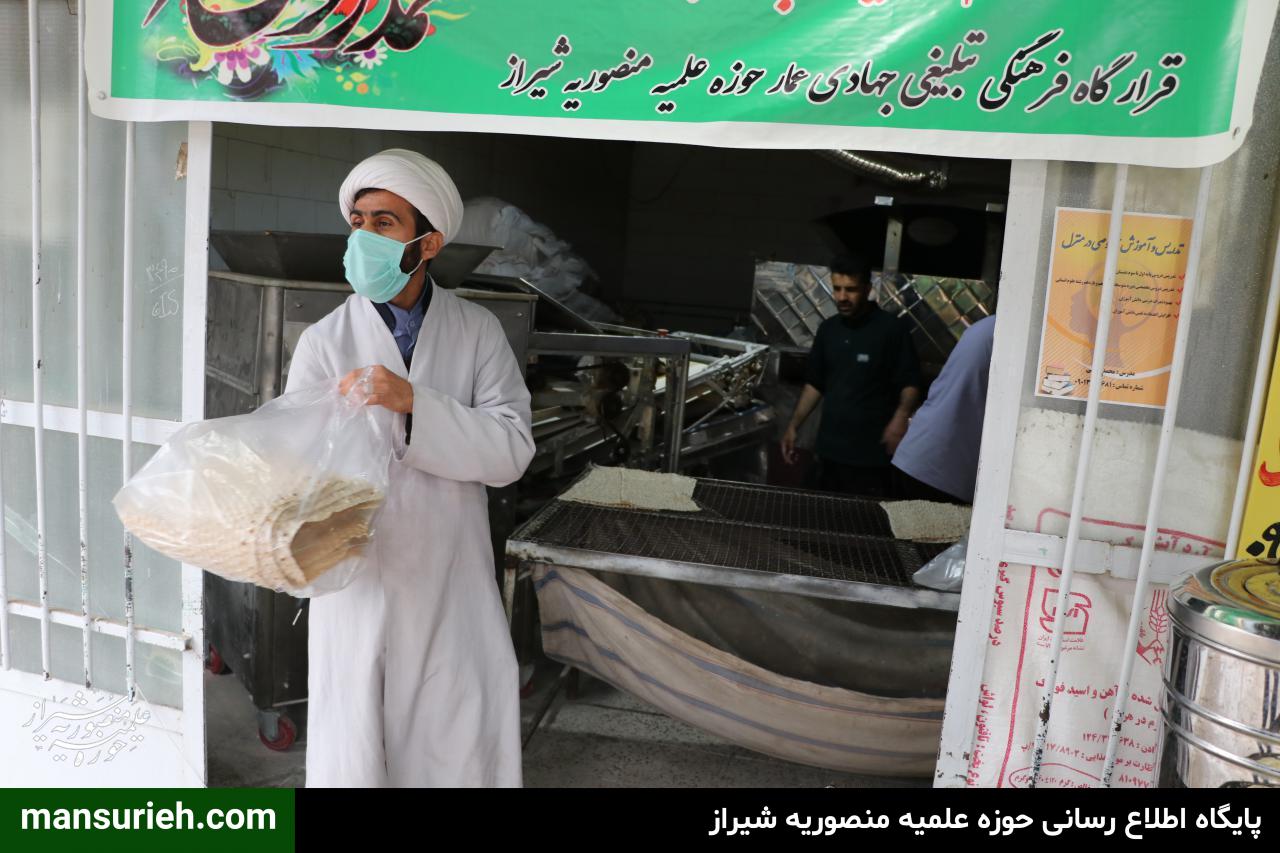 تصاویر| توزیع 6000 قرص نان توسط قرارگاه عمار حوزه علمیه منصوریه شیراز در مناطق زلزله زده سی سخت