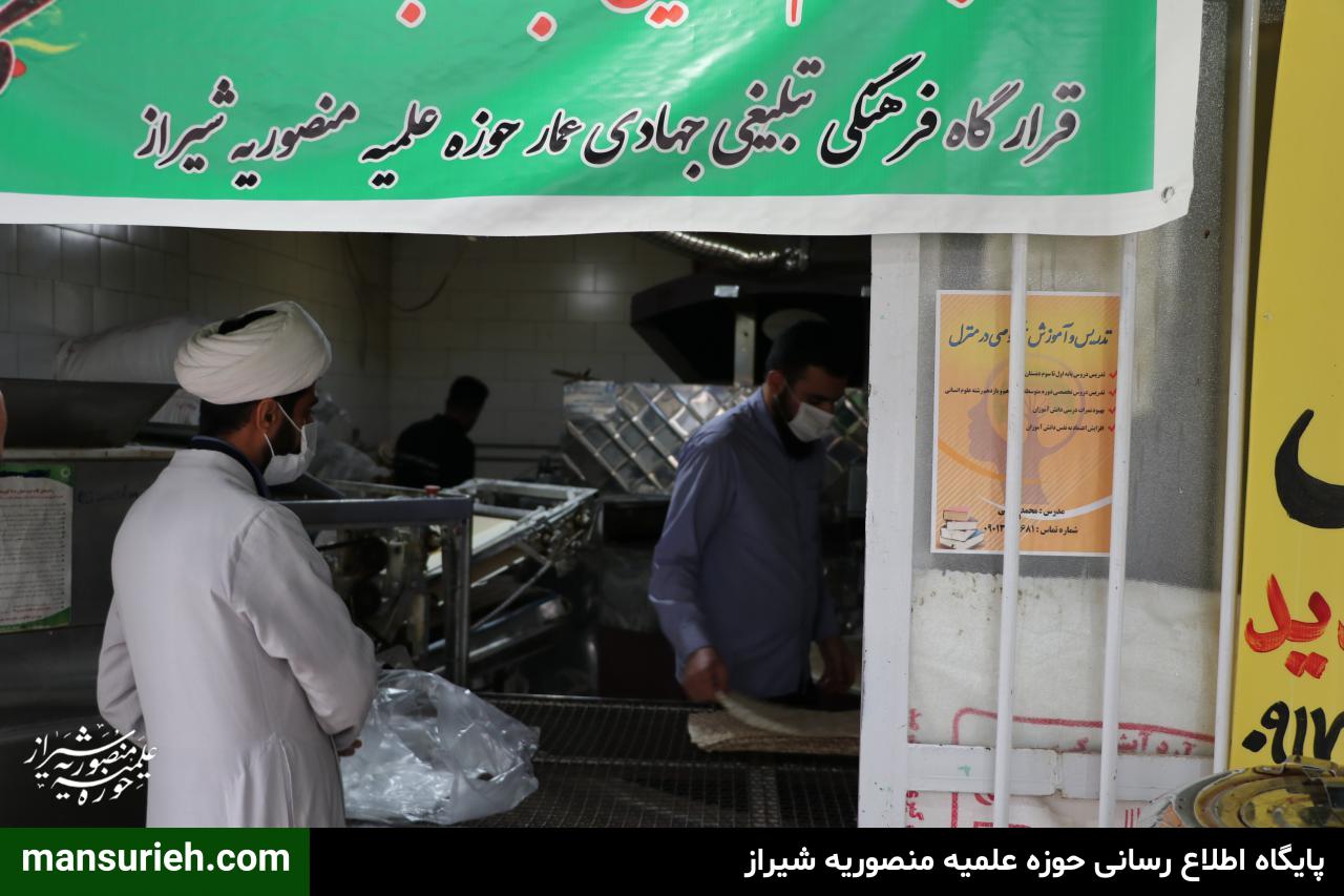تصاویر| توزیع 6000 قرص نان توسط قرارگاه عمار حوزه علمیه منصوریه شیراز در مناطق زلزله زده سی سخت