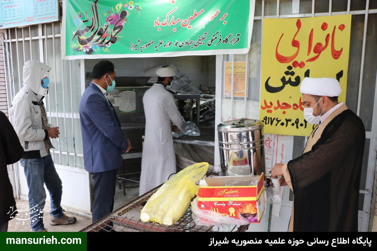 تصاویر| توزیع 6000 قرص نان توسط قرارگاه عمار حوزه علمیه منصوریه شیراز در مناطق زلزله زده سی سخت