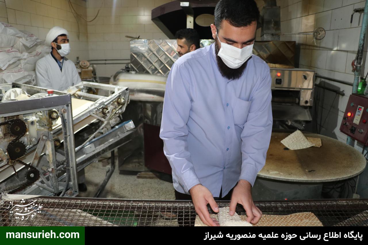 تصاویر| توزیع 6000 قرص نان توسط قرارگاه عمار حوزه علمیه منصوریه شیراز در مناطق زلزله زده سی سخت