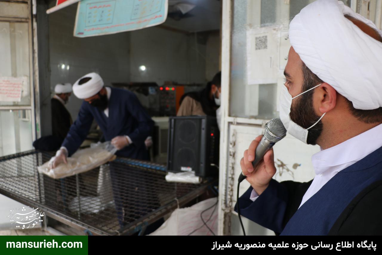 تصاویر| توزیع 6000 قرص نان توسط قرارگاه عمار حوزه علمیه منصوریه شیراز در مناطق زلزله زده سی سخت