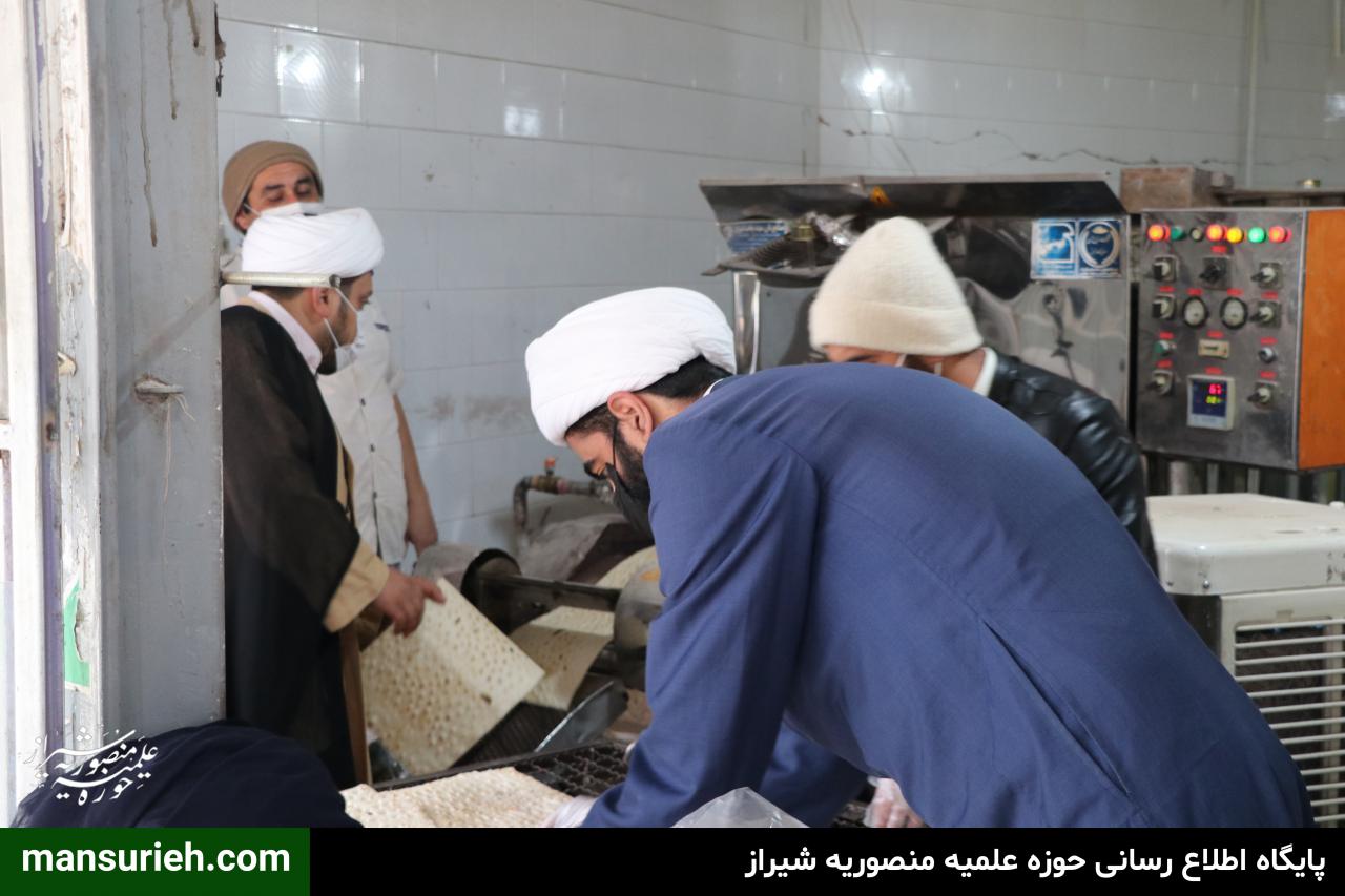 تصاویر| توزیع 6000 قرص نان توسط قرارگاه عمار حوزه علمیه منصوریه شیراز در مناطق زلزله زده سی سخت