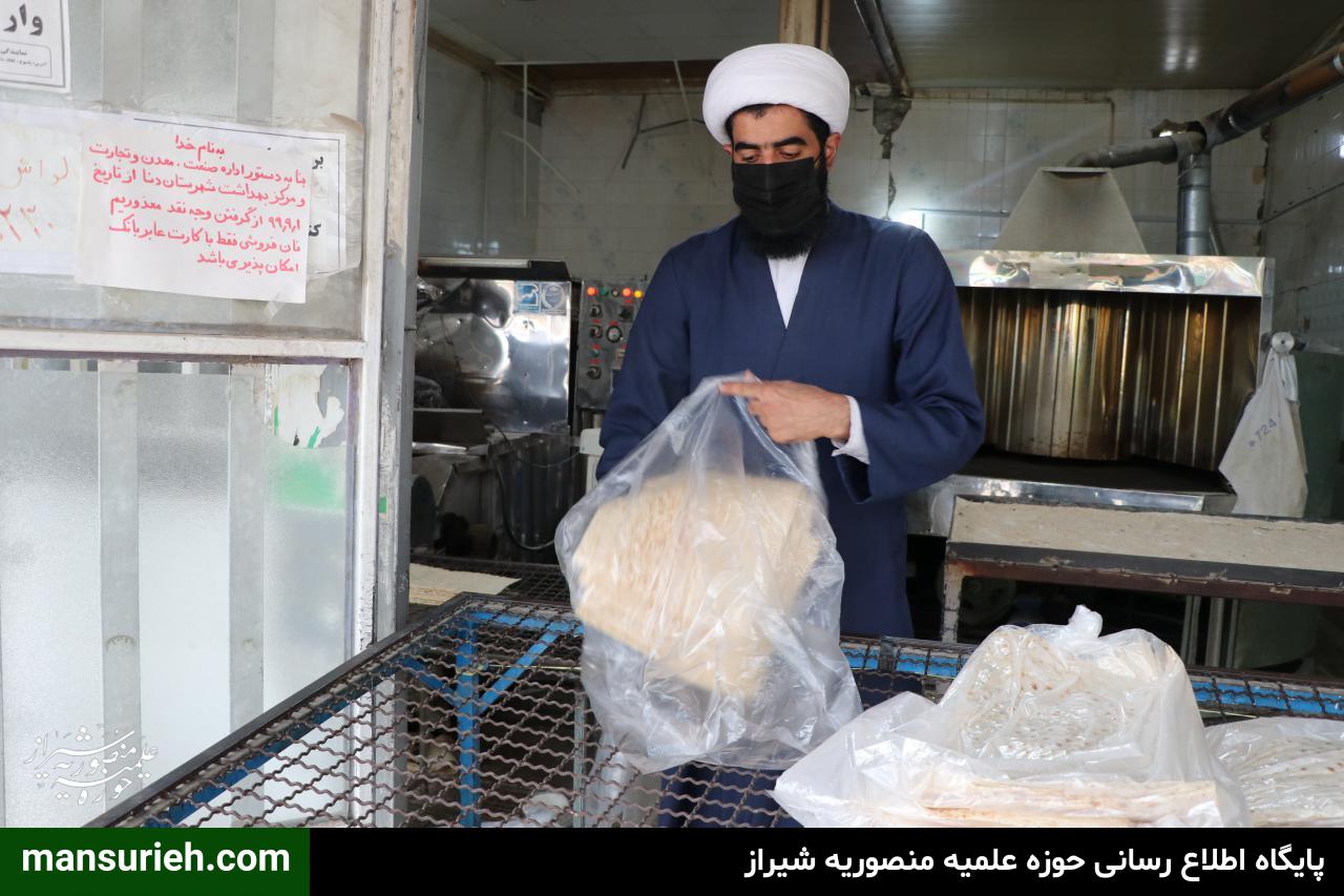 تصاویر| توزیع 6000 قرص نان توسط قرارگاه عمار حوزه علمیه منصوریه شیراز در مناطق زلزله زده سی سخت