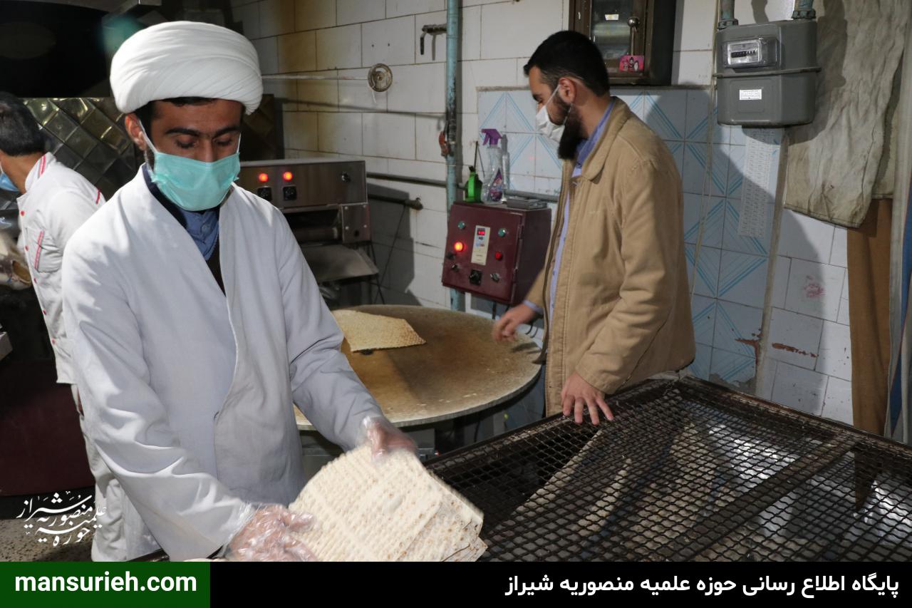 تصاویر| توزیع 6000 قرص نان توسط قرارگاه عمار حوزه علمیه منصوریه شیراز در مناطق زلزله زده سی سخت