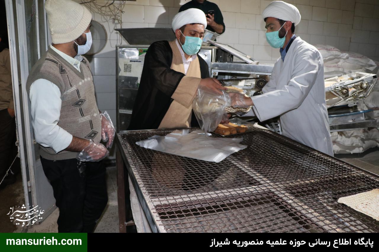 تصاویر| توزیع 6000 قرص نان توسط قرارگاه عمار حوزه علمیه منصوریه شیراز در مناطق زلزله زده سی سخت