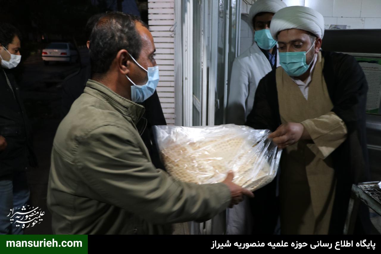 تصاویر| توزیع 6000 قرص نان توسط قرارگاه عمار حوزه علمیه منصوریه شیراز در مناطق زلزله زده سی سخت