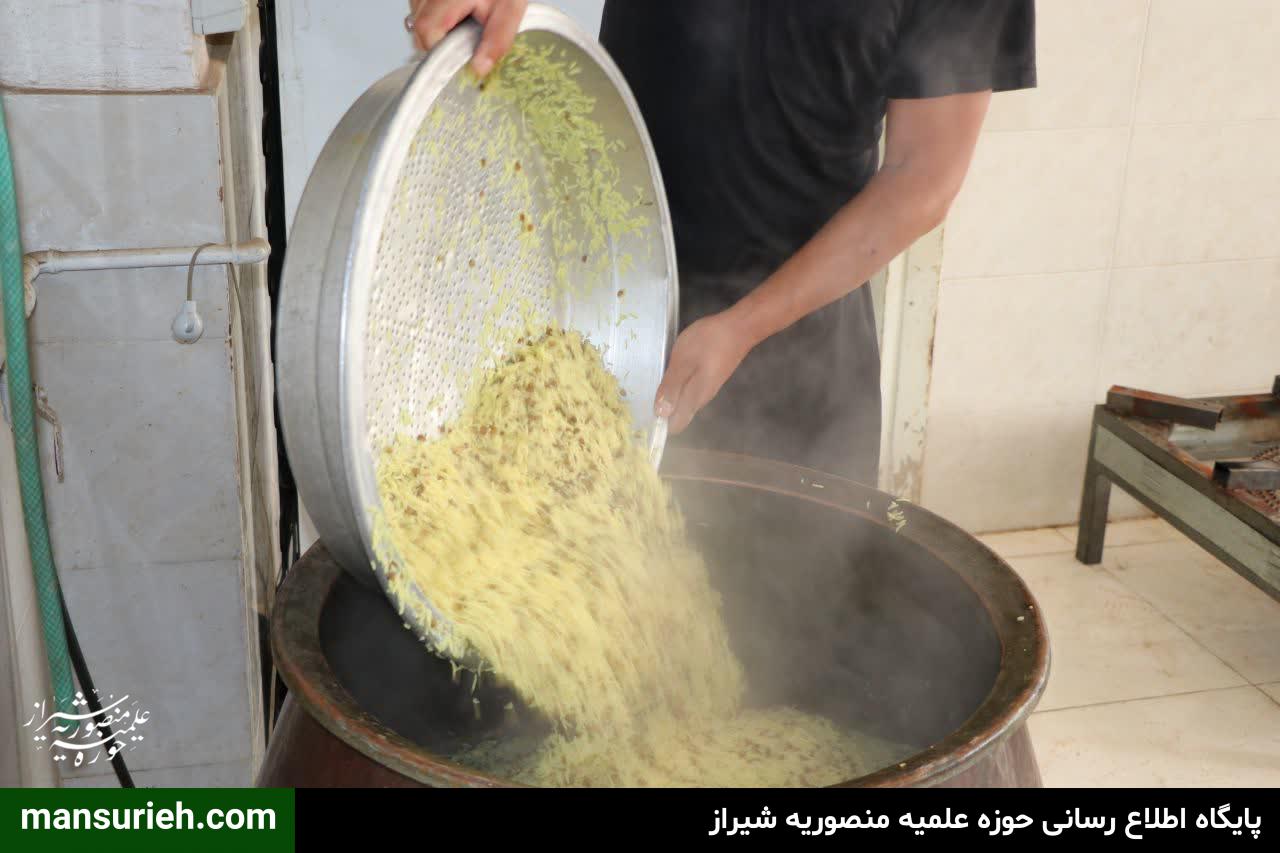 طبخ و توزیع 220 پرس غذا گرم به مناسبت نیمه شعبان از سوی قرارگاه عمار