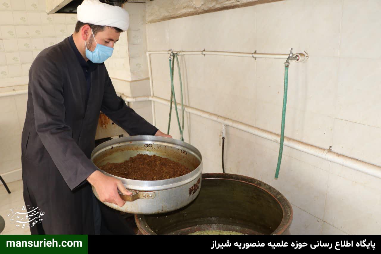 طبخ و توزیع 220 پرس غذا گرم به مناسبت نیمه شعبان از سوی قرارگاه عمار