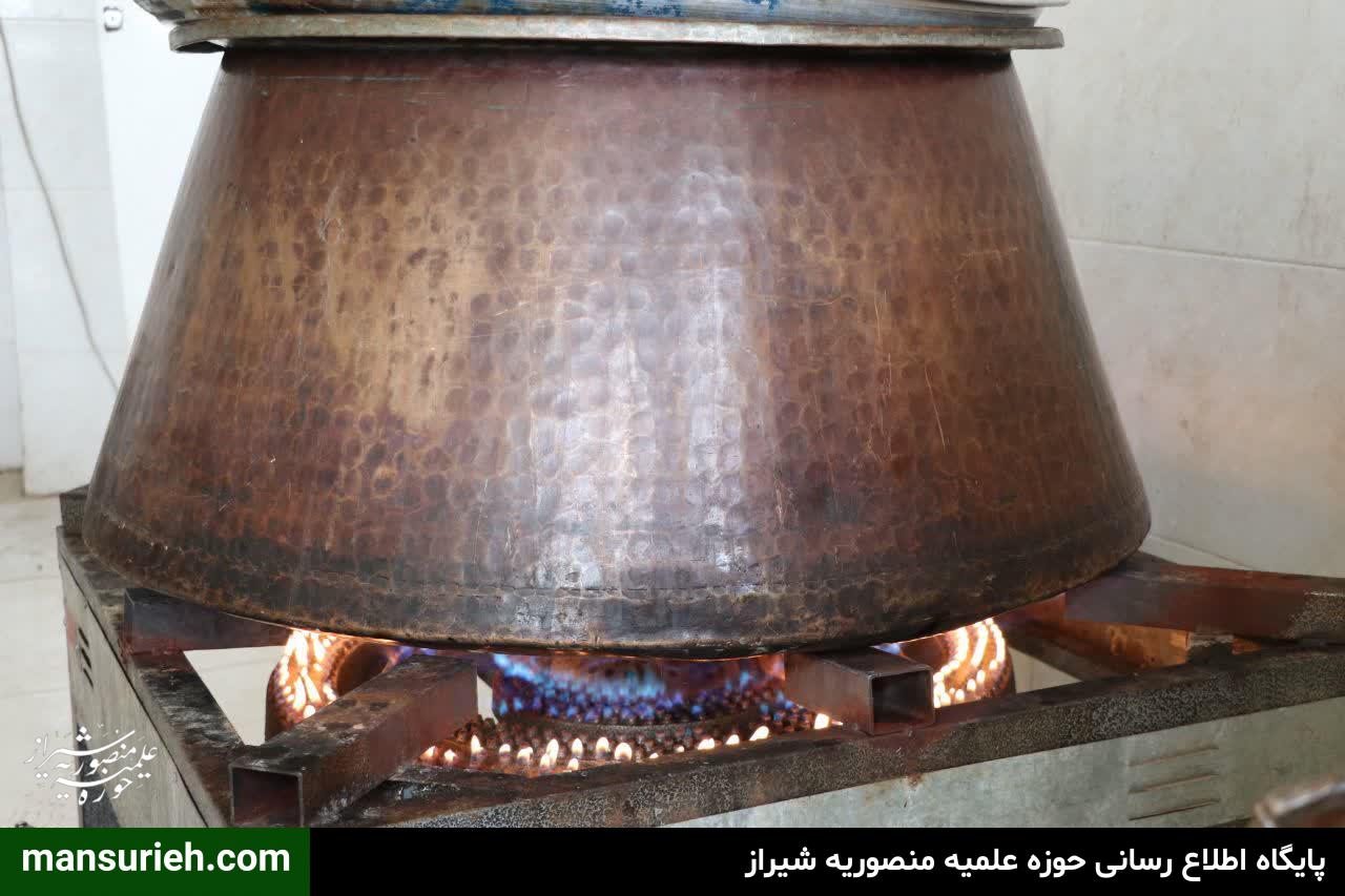 طبخ و توزیع 220 پرس غذا گرم به مناسبت نیمه شعبان از سوی قرارگاه عمار