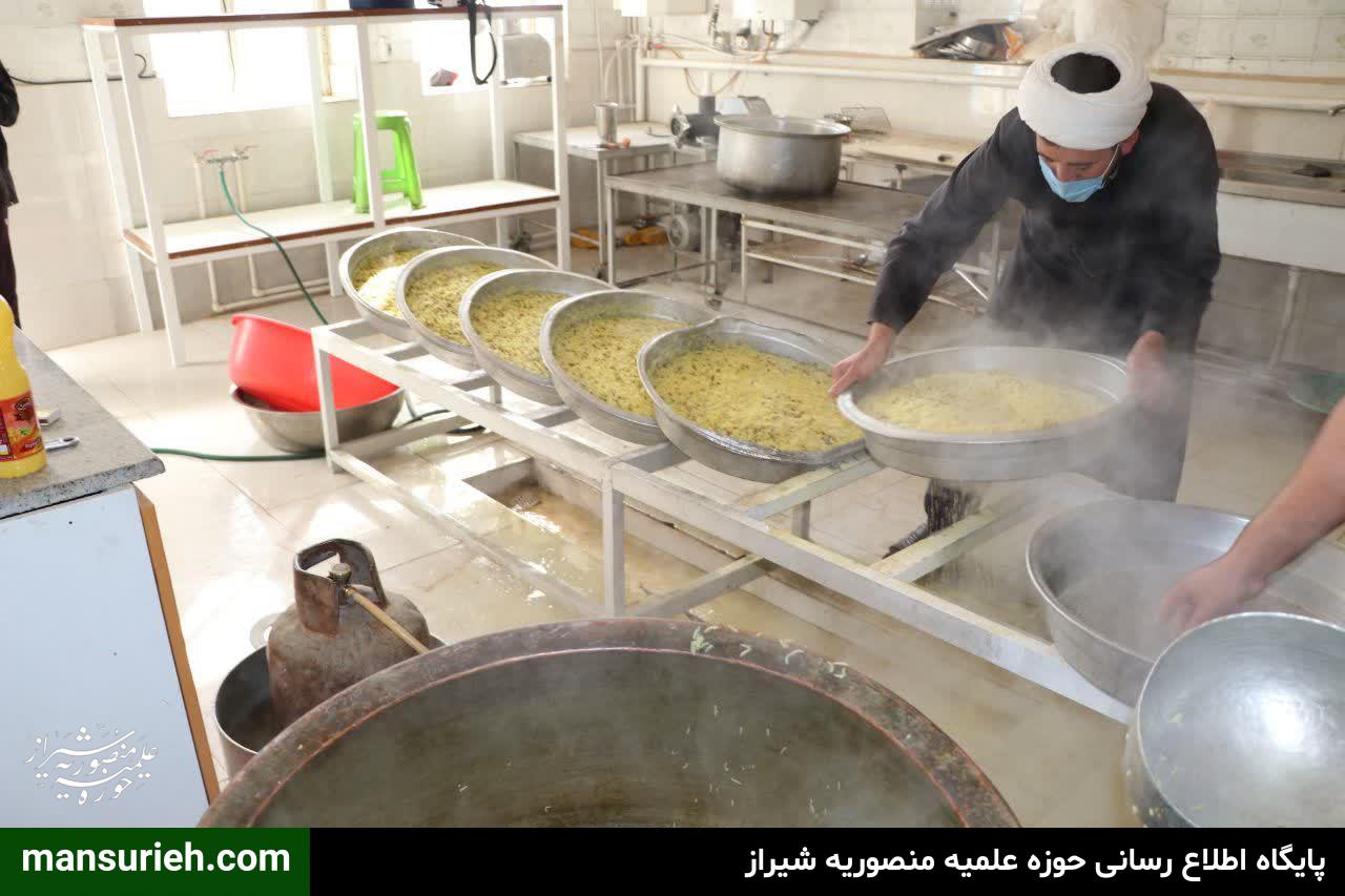 طبخ و توزیع 220 پرس غذا گرم به مناسبت نیمه شعبان از سوی قرارگاه عمار
