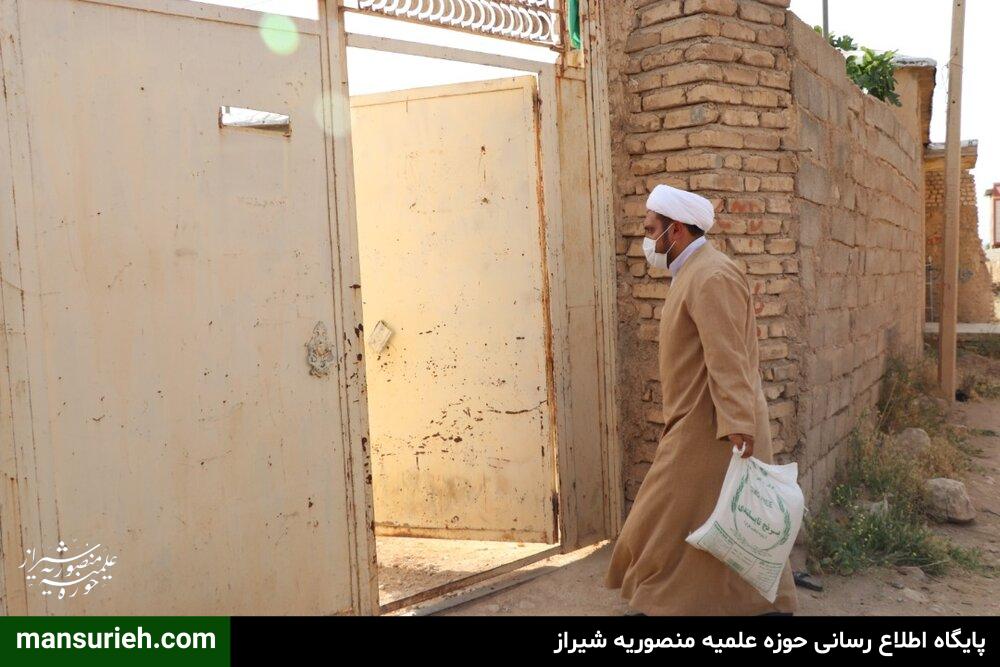 تصاویر| توزیع بسته های معیشتی توسط طلاب قرارگاه عمار در روستاهای شهرستان خفر